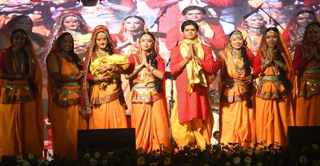दशहरा महोत्सव:पूर्व Dgp की गायकी ने बांधा समां, किसकी गीतों पर झूमे दर्शक; भक्ति से सूफियाना संगीत तक की धूम – Devotional Music, Sufi Melodies And Maithili Folk Dances Light Up Patna Dussehra Fest