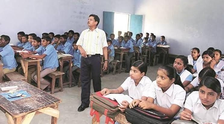 एक शिक्षक की नजर से बदलता गाँव